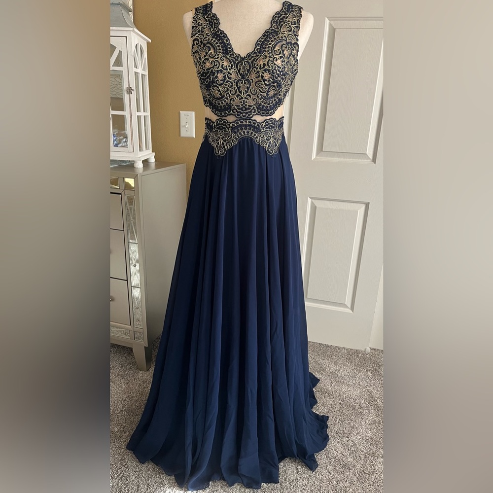 Beautiful navy blue prom dress / gown. Only danced in once! Size Small / 2
